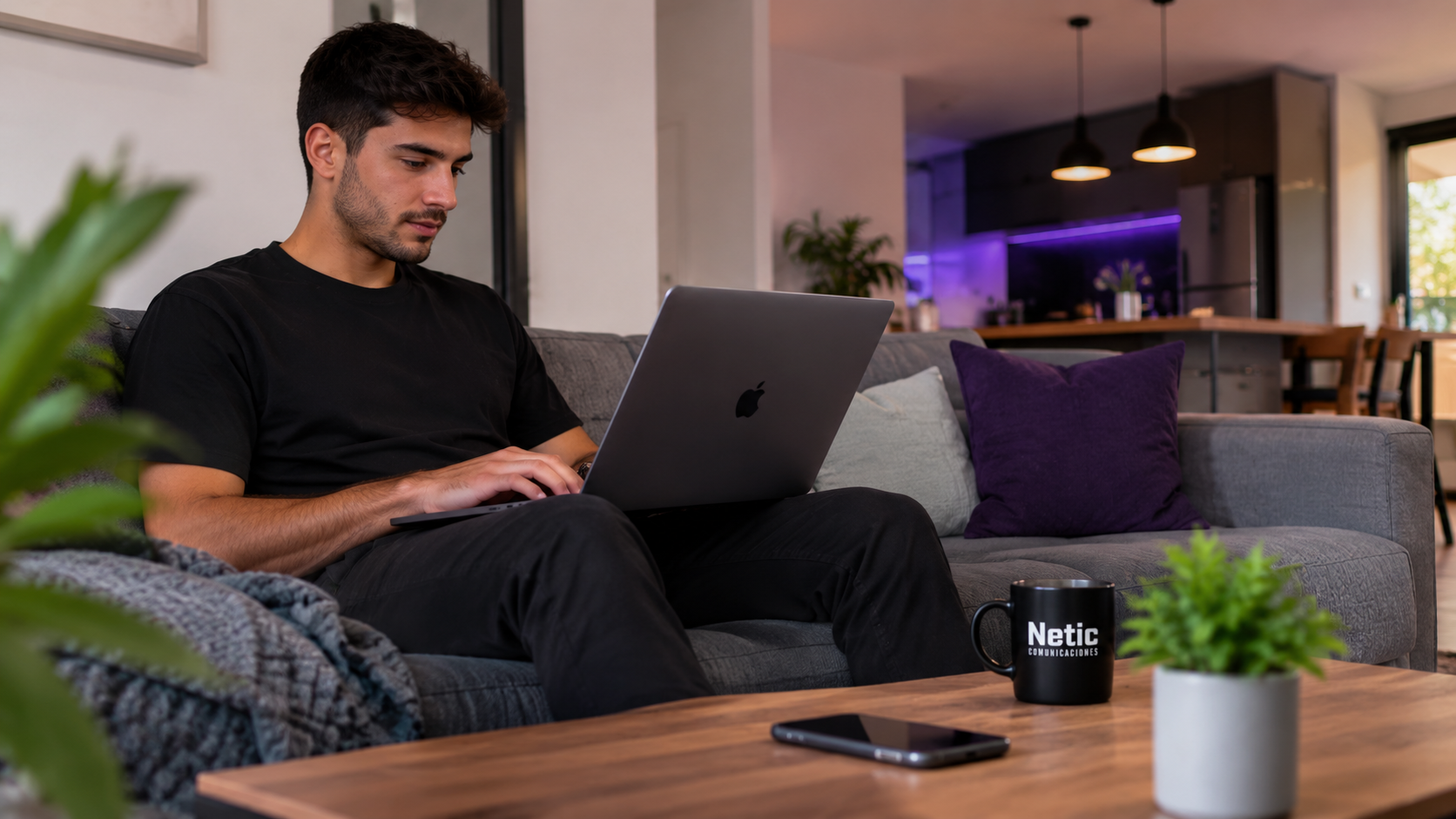 Persona trabajando y estudiando desde su hogar con conexión Netic